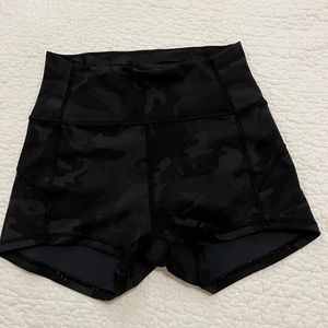 Lululemon 00 black camo booty shorts
